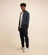 Pantalón deportivo masculino color azul marino, de corte básico con puños ajustados y cintura con lazo. Confeccionado en algodón y poliéster.