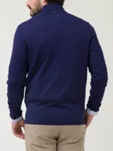 Cardigan de punto azul marino RKF modelo Amalfi, con cuello alto, cierre frontal completo con tirador de cuero y mangas largas.