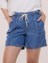 Short verde militar de tiro medio, confeccionado en lyocell con cintura elastizada y cordón tubular de ajuste con punteras metálicas. Cuenta con amplios bolsillos delanteros aplicados y diseño holgado.