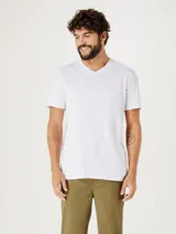 Camiseta de manga corta color rojo con cuello en V.