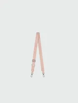 Correa ajustable para cartera Longchamp, confeccionada en cinta de nylon color rosado con el nombre de la marca grabado y detalles en cuero. Incluye mosquetones metálicos en los extremos para su fácil colocación.