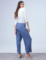 Pantalón de pierna amplia marca Zac & Rachel, confeccionado en tejido elastizado azul con estampado floral. Presenta bolsillos inclinados en la parte delantera, bolsillos simulados en la parte trasera, pretina con pasadores y botones.