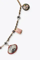 Cinturón tipo cordón con eslabones metálicos dorados y colgantes de charms con piezas de resina de colores. Cierre con mosquetón.