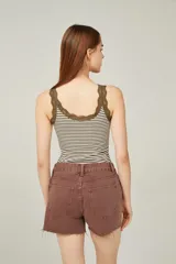 Musculosa a rayas horizontales color blanco y marrón, con escote en V y detalles de encaje color verde oliva en el escote y sisas.