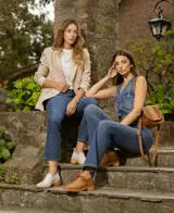 Zapato acordonado estilo oxford de cuero vacuno en color plateado metalizado, con diseño brogue, suela de goma y taco de madera.