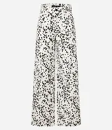 Pantalón wide leg de sarga con estampado animal print dálmata, trabillas en la cintura, cierre con botón y cremallera, y bolsillos delanteros y traseros.
