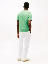 Remera de cuello redondo confeccionada en puro algodón, con corte regular y monograma TH bordado a contraste en el pecho.