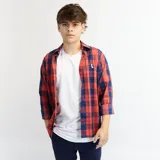 Camisa de algodón a cuadros rojos y azules con cuello italiano y manga tres cuartos.