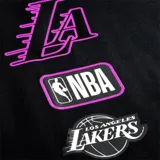 Remera negra de manga corta con cuello redondo y estampado frontal de los Los Angeles Lakers con detalles en rosado y violeta.