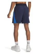 Short de running Under Armour, color azul marino con franjas laterales perforadas en azul brillante. Cuenta con cintura elástica con cordón interno, forro interior de malla y bolsillo trasero expandible.