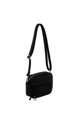 Bandolera negra con cierre superior y bolsillo frontal con cierre. Incluye correa ajustable y un colgante metálico con el logo de la marca.