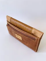 Billetera de cuero color camel, con sistema de cierre con broche y monedero externo.