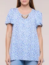 Blusa celeste y blanca con estampado de mandalas, escote redondo amplio con detalle de aplique bordado artesanal en forma de medialuna y mangas cortas estilo mariposa con volados.