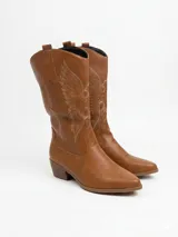 Bota de caña alta estilo western, confeccionada en cuero sintético color camel, con bordados decorativos en el lateral y taco cuadrado.