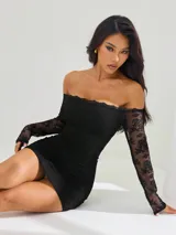 Vestido corto ajustado de encaje negro, con escote estilo bardot y mangas largas transparentes.