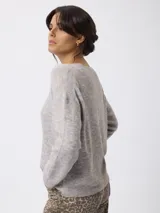 Sweater de punto con escote en V y manga larga, de calce relajado con puños y cintura tejidos.