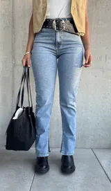 Jean de corte clásico en color azul claro (lavado skyblue), confeccionado en denim con elastano para mayor comodidad. Presenta costuras reforzadas, bolsillos traseros funcionales y etiqueta de cuero sintético de la marca Zaff en la parte posterior.