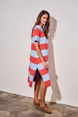 Vestido midi de tejido de punto con diseño de rayas horizontales anchas en color rojo y celeste. Presenta cuello redondo, mangas cortas y un corte recto y fluido.