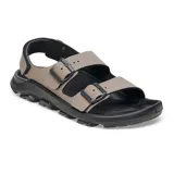 Sandalia Birkenstock modelo Mogami Terra con diseño de doble tira ajustable y correa en el talón. Presenta una base ergonómica negra con suela dentada de alta tracción y tiras en color gris concreto con hebillas negras.