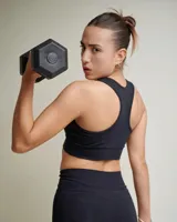 Top deportivo negro de bretel ancho, sin relleno (push up), confeccionado en tela de algodón con licra.