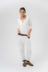 Pantalón de gabardina de algodón color blanco, con fit medio barrel y tiro bajo, corte relajado. Cuenta con detalles en pana marrón lisa en la pretina, un bolsillo trasero y en el revés del ruedo para lucir doblado.