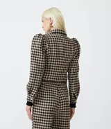Blazer corto de tweed con estampado de cuadros pied-de-poule, cuello solapa, mangas abullonadas y cierre con doble botón.