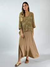 Falda larga color ladrillo, de corte evasé y cintura alta.