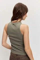 Musculosa blanca de tejido acanalado con cuello redondo y diseño ajustado.