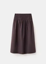 Falda midi color marrón oscuro con cintura elástica fruncida y silueta evasé.