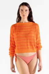 Sweater italiano de punto abierto y calado, con diseño a rayas en tonos de naranja, mangas largas y corte corto.