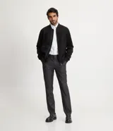 Chaqueta bomber azul marino lisa, con cierre frontal, cuello redondo y bolsillos laterales.