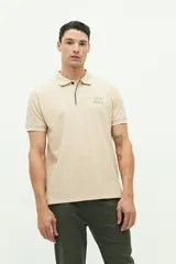 Polo de manga corta Brooksfield en color azul marino con textura. Presenta cuello clásico con cierre de botones, logo estampado en el pecho y detalles en contraste en el borde del cuello y las mangas.