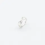 Anillo de plata 925 con diseño de líneas cruzadas que forman un patrón entrelazado.