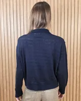 Cardigan de punto a rayas horizontales en tonos beige y tostado, con cuello camisero, cierre frontal de botones y mangas largas.