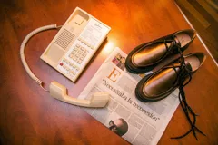 Zapatos tipo wallabee de cuero metalizado en tono peltre, con cordones negros y suela track de goma negra con plataforma.