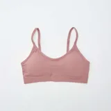 Pack de dos tops de canalé, uno en color rosa claro y otro en color bordó, ambos con tirantes finos y escote en V.