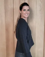 Cardigan de lana lambswool con diseño color block en tonos beige, marrón y turquesa. Presenta escote en V, cierre frontal con botones y puños anchos acanalados.