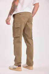 Pantalón cargo color caqui con múltiples bolsillos y corte recto.