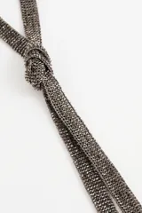 Collar largo tipo bufanda realizado en tejido de cuentas de vidrio color marrón cobrizo, con terminación de flecos.