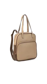 Mochila color beige con detalles en marrón, que se puede usar como cartera. Tiene asas regulables y desmontables, bolsillo frontal y compartimento para ipad.
