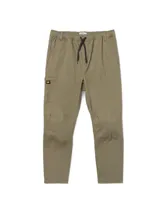 Pantalón jogger Caterpillar de twill en color verde militar, con cintura elástica con cordón de ajuste negro, bolsillos laterales y un bolsillo cargo en la pierna derecha con la etiqueta de la marca.