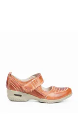 Zapato tipo guillermina de cuero color suela con costuras decorativas blancas, cierre de velcro en el empeine y suela de goma beige con cámara de aire.