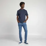 Pantalón de jean skinny azul con lavado claro.