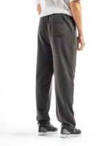Pantalón de jogging de felpa color gris melange, con cintura elástica y cordones ajustables. Presenta corte recto, dos bolsillos laterales y un bolsillo trasero.