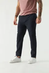 Pantalón chino de corte slim, color azul marino, con cierre frontal y bolsillos laterales.