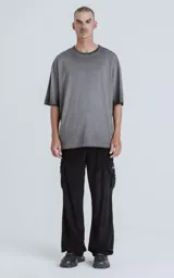 Remerón de algodón premium, color gris oscuro con efecto gastado o teñido (maltinto), de corte extra oversize con hombros caídos y cuello redondo.