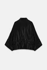 Cazadora satinada de color negro, con cuello subido, bolsillos con solapa en el pecho y cordón ajustable en la cintura. Cierre frontal con botones metálicos y mangas anchas.