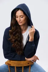 Campera deportiva azul marino con capucha y cierre frontal, confeccionada en algodón con felpa. Presenta cordones ajustables al tono y puños ribeteados.