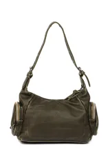 Cartera tipo hobo color verde militar, con correa ajustable, cierre principal y múltiples bolsillos exteriores con cierre. Incluye detalles de tiradores con flecos en los cierres.