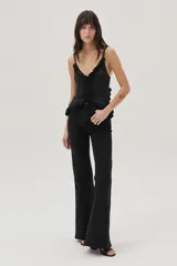 Top negro de lurex con tirantes finos regulables, volados en el frente y lazos en la espalda.